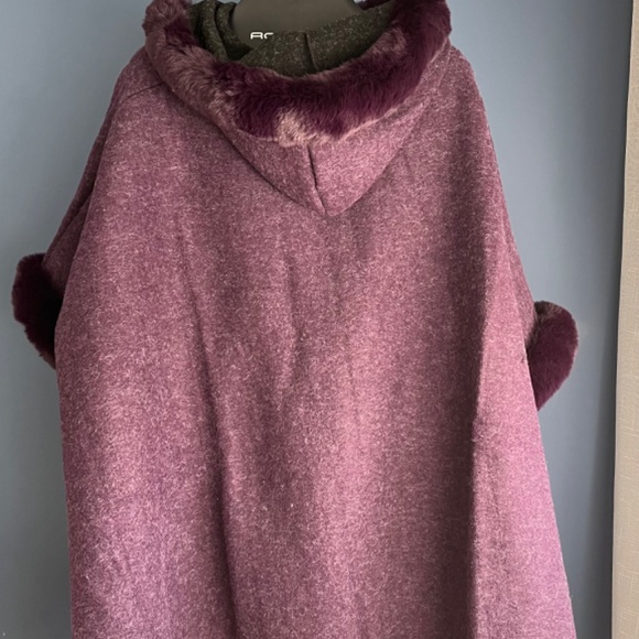 NWOT Faux Fur wool hooded cape with button, size OS - Picture 3 of 5